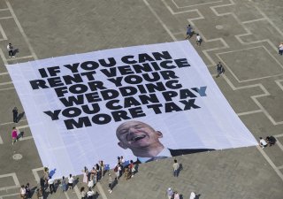 Americký miliardář Jeff Bezos na poslední chvíli upravil své plány na oslavy svatby s moderátorkou Lauren Sánchezovou v Benátkách