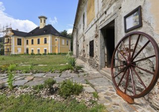 Zchátralý renesančně barokní zámek v Nemilkově na Klatovsku