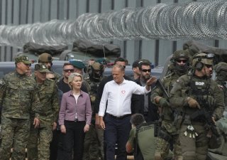 Tusk ukázal šéfce EK ochranu východní hranice EU, sledovali je běloruští vojáci