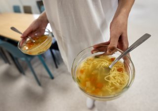 Součástí oběda ve školní jídelně je i polévka