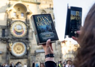 Nová knížka Dana Browna se odehrává v Praze. Přitáhne nám to turisty, věří stát