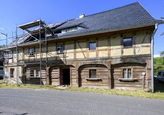 Na Děčínsku opravují podstávkový dům, architektura má v kraji lákat turisty