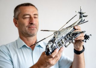 Jednatel společnosti Merkur Toys Radek Jelínek ukazuje model vrtulníku