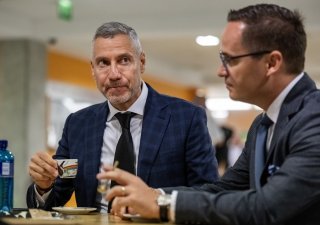 U Obvodního soudu pro Prahu 9 začalo hlavní líčení v kauze Dozimetr, která se týká korupce při zadávání zakázek pražského dopravního podniku (DPP), 22. září 2025, Praha. Obžalovaný podnikatel Michal Redl (vlevo) s obhájcem.