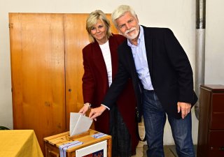 Prezident Petr Pavel s manželkou Evou odhlasoval v Černoučku na Litoměřicku.