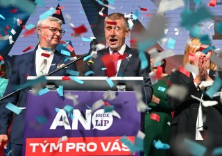 Zleva místopředseda Karel Havlíček, předseda Andrej Babiš a místopředsedkyně Alena Schillerová na tiskové konferenci.