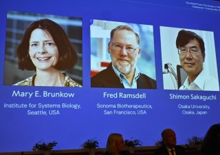 Nobelovu cenu za fyziologii a lékařství letos získali Američané Mary E. Brunkowová a Fred Ramsdell a Japonec Šimon Sakaguči
