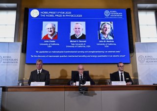 Nobelovu cenu za fyziku získali John Clarke, Michel Devoret a John Martinis