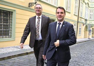 Předseda poslaneckého klubu Motoristů Boris Šťastný (vlevo) a předseda strany Petr Macinka
