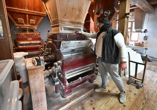 Mlýn v Oudoleni mele pšenici a žito, pro mouku jezdí lidé i z daleka