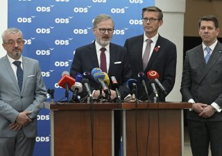 Zleva Marek Benda, předseda strany a dosluhující premiér Petr Fiala, Martin Kupka a Jan Skopeček na tiskové konferenci poslaneckého klubu ODS