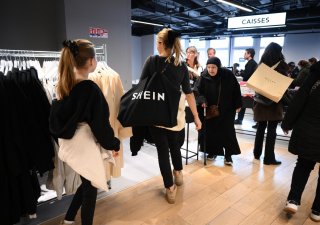 Francie zasáhla proti Sheinu. Nesmí v zemi podnikat, dokud si „neuklidí“ web