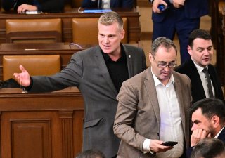 Mimořádné jednání Sněmovny. Zleva Filip Turek, Boris Šťastný a Petr Macinka (Motoristé).