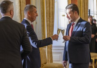 Na vládu! připíjejí si premiér Andrej Babiš a šéf SPD Tomio Okamura