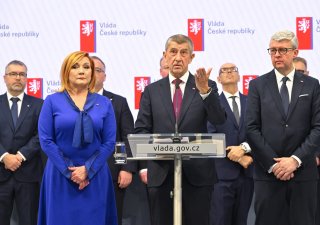 Zleva ministryně financí Alena Schillerová (ANO), premiér Andrej Babiš (ANO) a ministr průmyslu a obchodu Karel Havlíček (ANO) na tiskové konferenci po první schůzi nové vlády