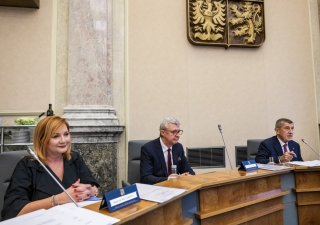 Zleva ministryně financí Alena Schillerová, ministr průmyslu a obchodu Karel Havlíček a premiér Andrej Babiš (všichni ANO) na zasedání nové vlády