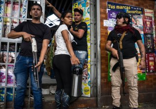 Po únosu Madura přitvrzení. Ulice Caracasu hlídají ozbrojenci