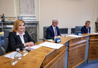 Zleva ministryně financí Alena Schillerová (ANO), ministr průmyslu a obchodu Karel Havlíček (ANO) a premiér Andrej Babiš (ANO)