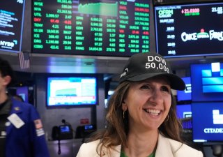 Dow Jonesův index poprvé v historii překonal úroveň 50 000 bodů