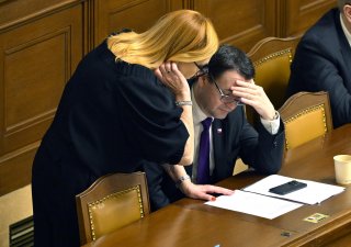 Ministryně financí Alena Schillerová (ANO) vysvětluje rozpočet ministru zahraničí Petru Macinkovi (Motoristé obě)