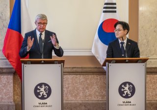 Ministr průmyslu a obchodu Karel Havlíček (vlevo) a korejský ministr pro obchod, průmysl a zdroje Kim Čung-Kwan