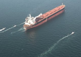 Dnešní zavření Hormuzského průlivu může Čechům výrazně zdražit notebooky, mobily i auta