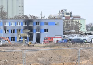 Pohled do areálu průmyslové zóny, kde ráno hořela skladovací hala a administrativní budova společnosti LPP Holding vyrábějící vojenskou techniku