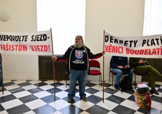 Brněnské jednání provázely protesty