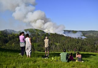 V Českém Švýcarsku hoří 900 ha lesa, hasiči vyhlásili zvláštní stupeň poplachu
