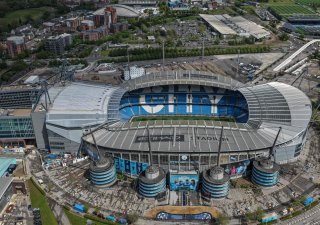 Na hřišti sbíral trofeje, v účetnictví podle vyšetřovatelů zakrýval skutečný původ peněz. Manchester City byl nezávislou komisí shledán vinným ze závažného porušování finančních pravidel Premier League