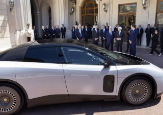 Nové Ferrari Luce  debutovalo v Quirinale, kde byl představen italskému prezidentovi Sergiovi Mattarellovi
