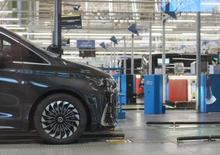 Německé vládní strany chtějí tvrdší evropskou ochranu před nekalou konkurencí a zároveň úlevy pro domácí automobilky