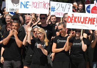 Stovky zaměstnanců ČT se sešly před budovou k protestu proti změně financování