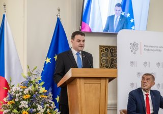 Andrej Babiš z ANO a ministr zahraničí ze strany Motoristé sobě Petr Macinka