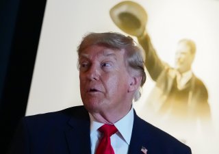 Trumpovy nákupy budí otázky. Akcie padaly, on nakupoval. A den nato poslal trhy vzhůru