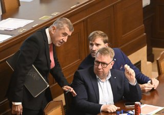Premiér Andrej Babiš, ministr práce a sociálních věcí Aleš Juchelka (ANO) a ministr zdravotnictví Adam Vojtěch (ANO)