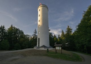 Po tři čtvrtě roce se pro veřejnost otevřela rozhledna na vrchu Libín