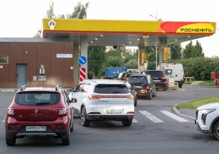 Největší palivová krize od pádu SSSR. Rusko zachraňuje benzin z Indie