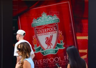 Vlastník fotbalového klubu FC Liverpool, americká investiční společnost Společnost Fenway Sports Group (FSG), se dohodl na prodeji přibližně třicetiprocentního podílu konsorciu 1892 Holdings, které tvoří zakladatel Amazonu Jeff Bezos, podnikatel Amit Bhatia, ocelářská rodina Mittalových a spoluzakladatel Facebooku Eduardo Saverin s manželkou Elaine.