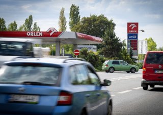 Cena nafty v Česku míří k rekordu. Překoná 50 Kč za litr?