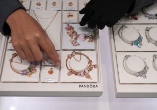 Diamantové šperky mají oslovit širší okruh zákazníků. Pandora proto sází na laboratorně pěstované kameny, které lákají nižší cenou a podle firmy i menší ekologickou zátěží.