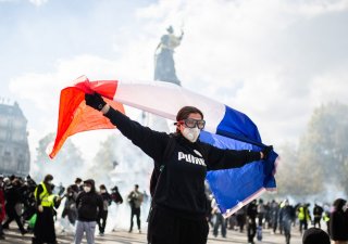 Při demonstracích bylo podle policie v Paříži zadrženo rekordních 855 lidí