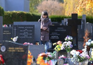 Památka zesnulých letos připadá na pondělí 2. listopadu a obchodníci očekává nejsilnější zájem o pietní sortiment v posledním týdnu před svátkem
