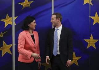 Evropská komisařka Věra Jourová a generální ředitel Facebooku Mark Zuckerberg v Bruselu, archivní snímek z února 2020.