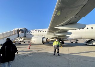 Nástup pomocí autobusu na letištní ploše vždy potěší