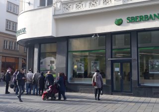 Před brněnskou pobočkou banky Sberbank na náměstí Svobody se 25. února 2022 ráno tvořila fronta. Uvnitř byli zaměstnanci plně vytížení rušením účtů a venku čekalo dalších zhruba 20 lidí. Lidé tak reagují na konflikt na Ukrajině, nechtějí už mít dále peníze na účtech ruské banky. Mimo jiné ve čtvrtek oznámil rušení účtů i Jihomoravský kraj.