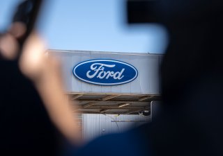 Americká automobilka Ford plánuje v příštích třech letech zrušit v Evropě asi 3800 pracovních míst, což je zhruba 11 procent její celkové pracovní síly v regionu.
