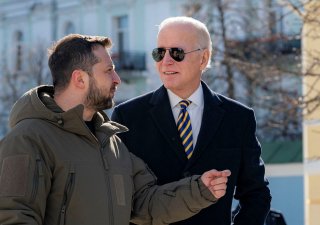 Ukrajinský prezident Volodymyr Zelenskyj a prezident USA Joe Biden (vpravo) v Kyjevě.