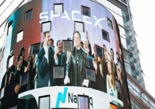 Projev Elona Maska před začátkem vstupu na burzu NASDAQ promítaný na obrazovku na Times Square 12. června 2026 v New Yorku