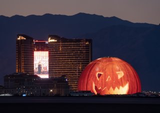 Sphere se umí proměnit takřka v cokoli. Třeba v obří Halloweenskou dýni